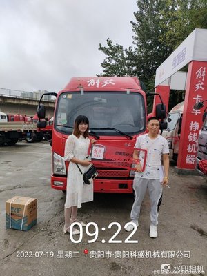 賀葉師傅喜提虎VR 110馬力倉(cāng)柵式載貨車，開啟日用百貨銷售新征程